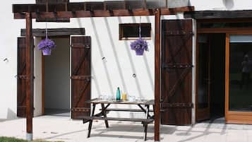Chambre Supérieure avec lits jumeaux, vue cour intérieure | Terrasse/Patio