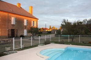 Front of property - Château Latour (Fours)