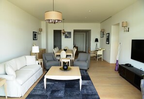 Family Apartment Sea View | Caja fuerte, escritorio, tabla de planchar con plancha y cunas gratuitas