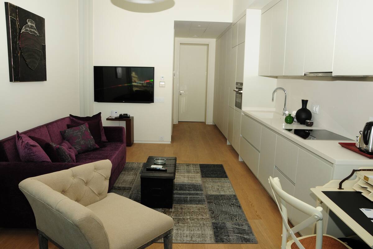 Eine moderne Wohnung mit Wohnzimmer, Küche und Essbereich.