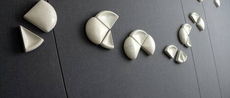 Una serie de objetos blancos y semicirculares dispuestos sobre una superficie oscura.