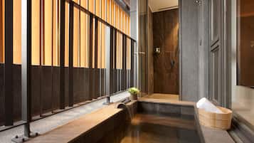 Deep soaking bathtub
