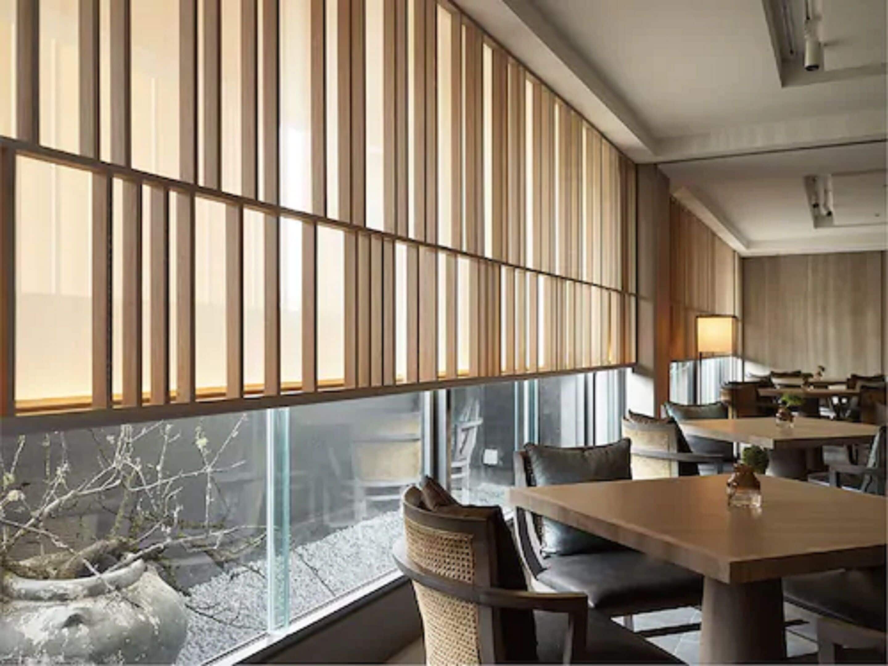 2 bars/lounges, poolside bar