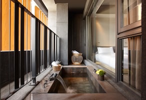 Deep soaking bathtub