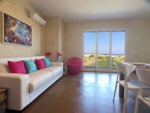 华丽顶层房, 3 间卧室, 无烟房, 海景 | 起居区 | 42-英寸纯平电视 （配备卫星频道）、电视