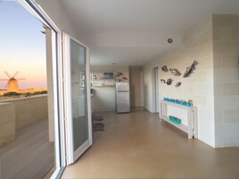 Cobertura luxo, 3 quartos, para não fumantes, vista para o mar | Área de estar | TV de tela plana 42 polegadas com canais via satélite, TV