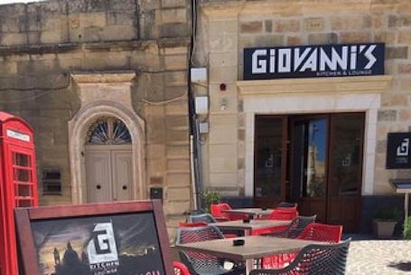 Se sirven desayunos y cenas, cocina internacional