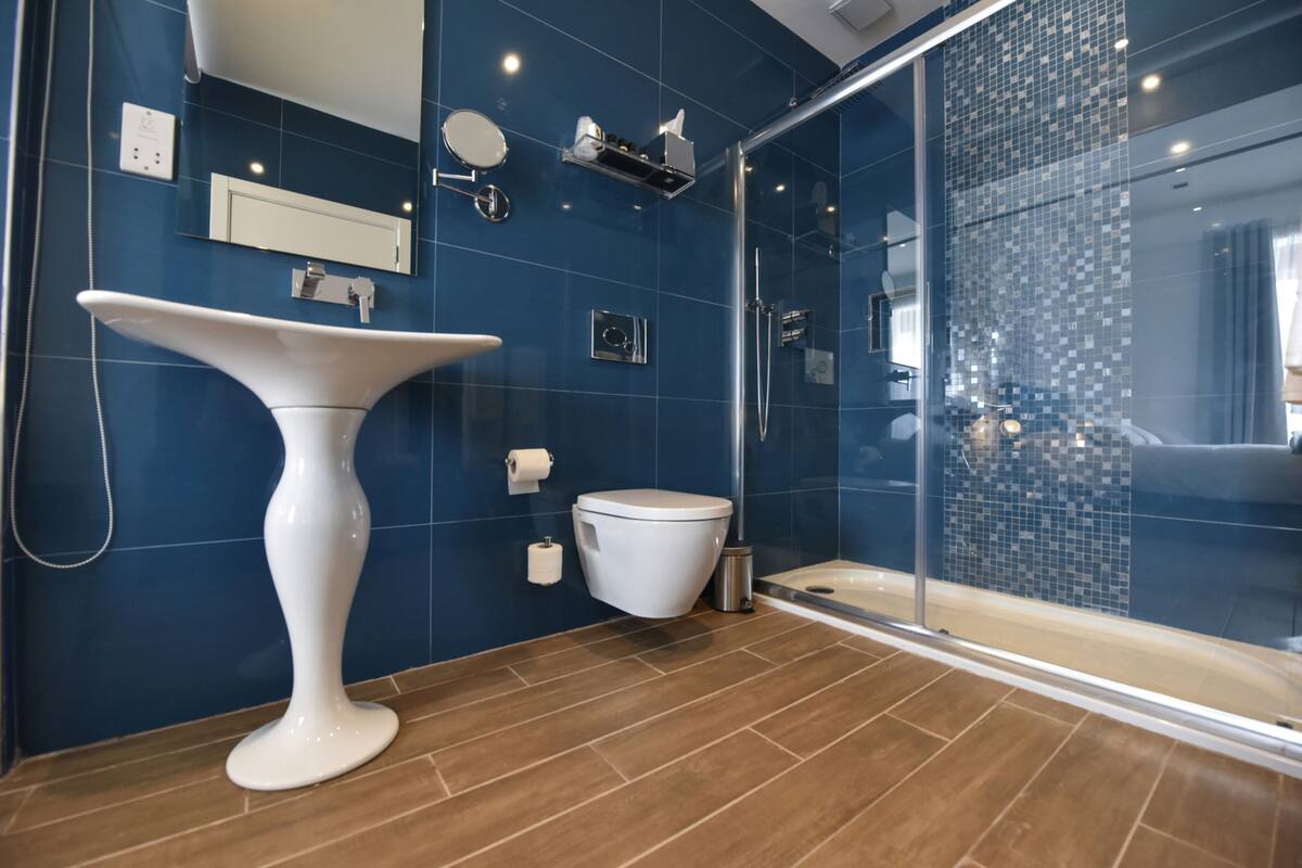 deluxe room (twin beds x2 available on request) | bathroom | designer toiletries, hair dryer, towels, soap