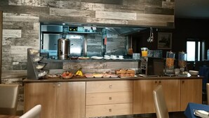 Una cocina moderna con un protector contra salpicaduras de madera, una isla central con alimentos y una máquina de café.