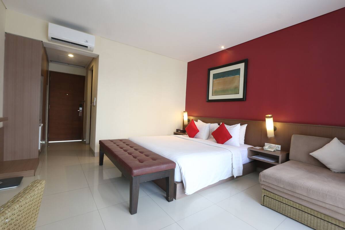 Grand Room | Bar mini, peti besi dalam bilik, meja, langsir/tirai gelap terus 
