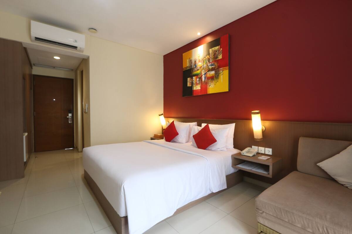 Deluxe Room | Bar mini, peti besi dalam bilik, meja, langsir/tirai gelap terus 
