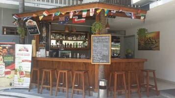 Bar junto a la piscina
