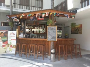 Quầy bar bên hồ bơi