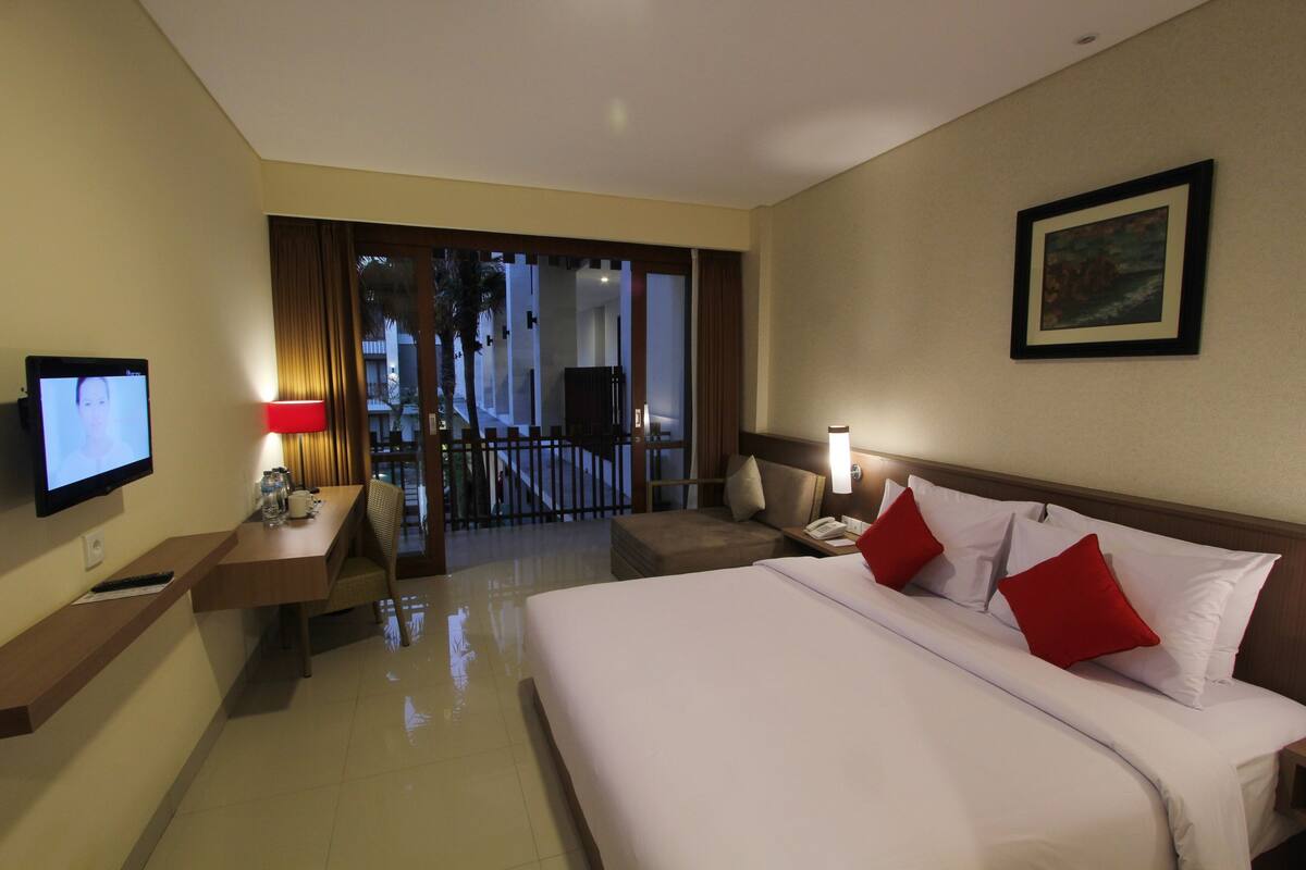 Deluxe Room | Bar mini, peti besi dalam bilik, meja, langsir/tirai gelap terus 