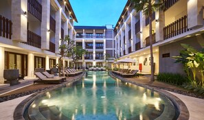 Kolam renang outdoor, dengan kursi berjemur