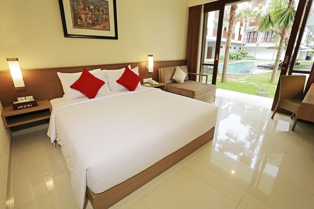 Deluxe Room, Pool Access | Bar mini, peti besi dalam bilik, meja, langsir/tirai gelap terus 