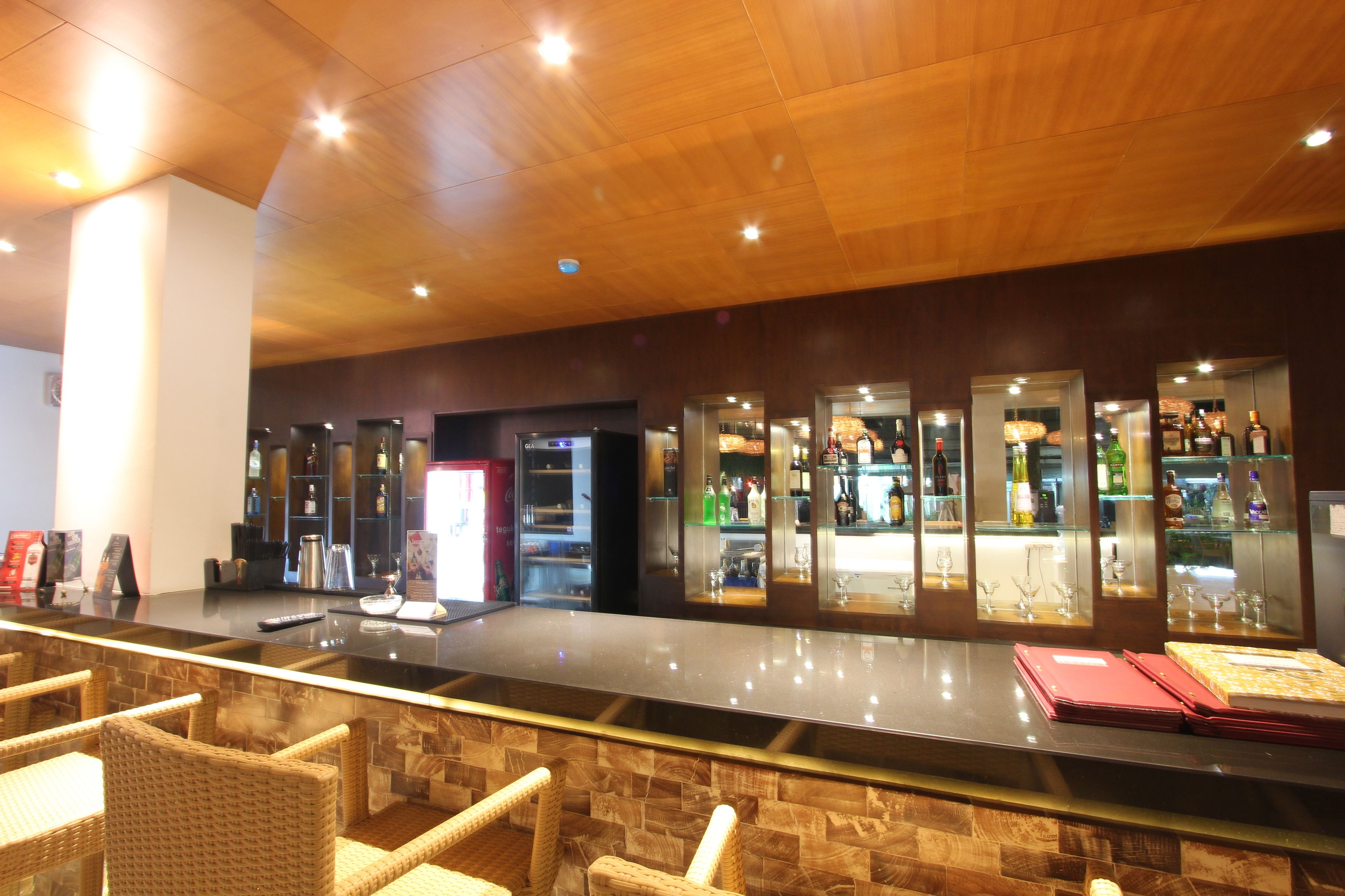 2 bars/lounges, poolside bar