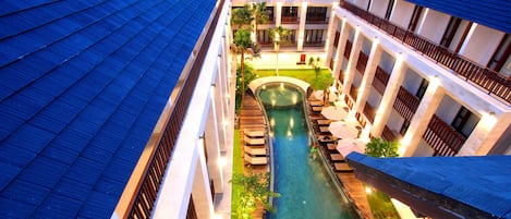 Alberca al aire libre y camastros