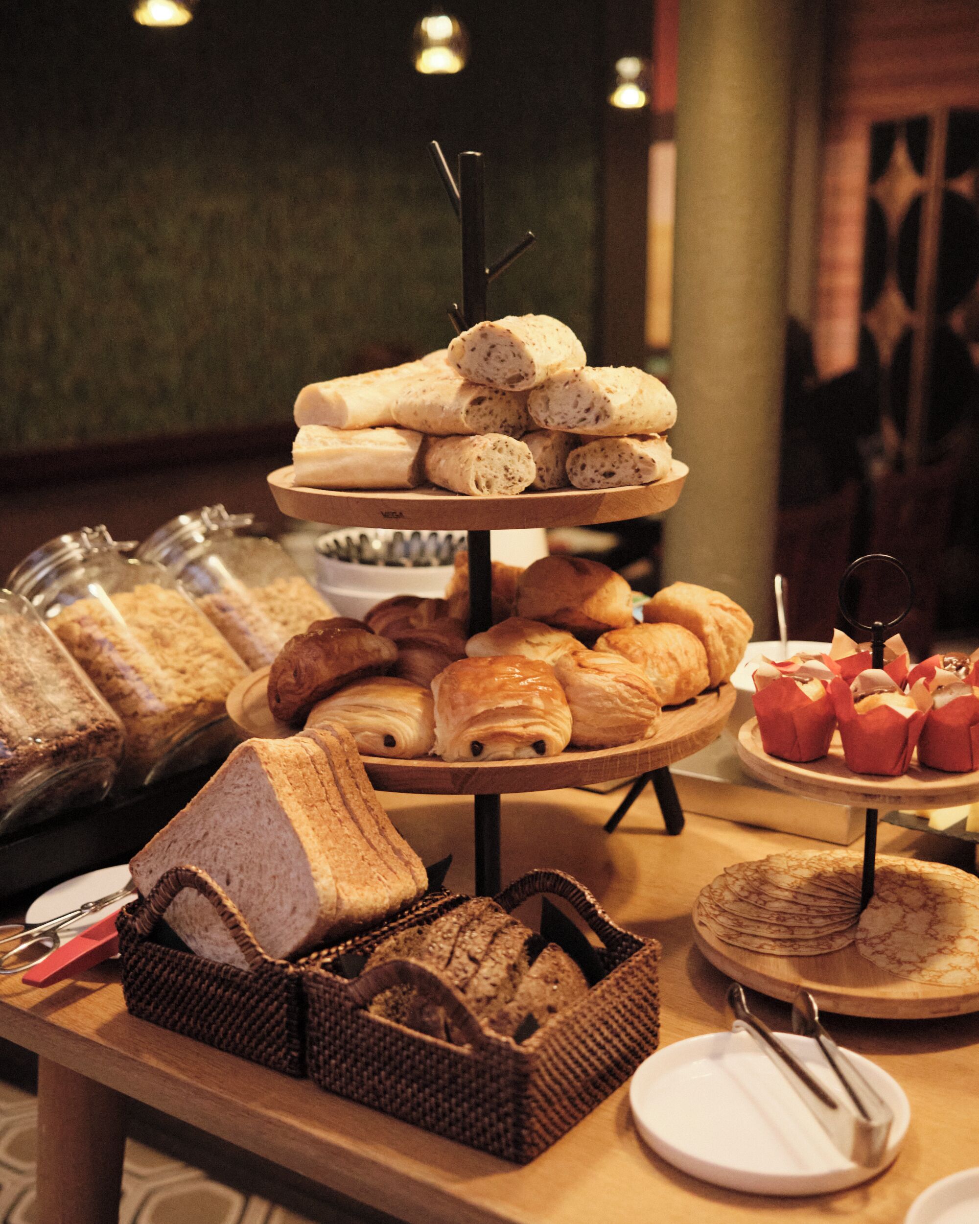 Un buffet proposant une variété de pains et de viennoiseries.