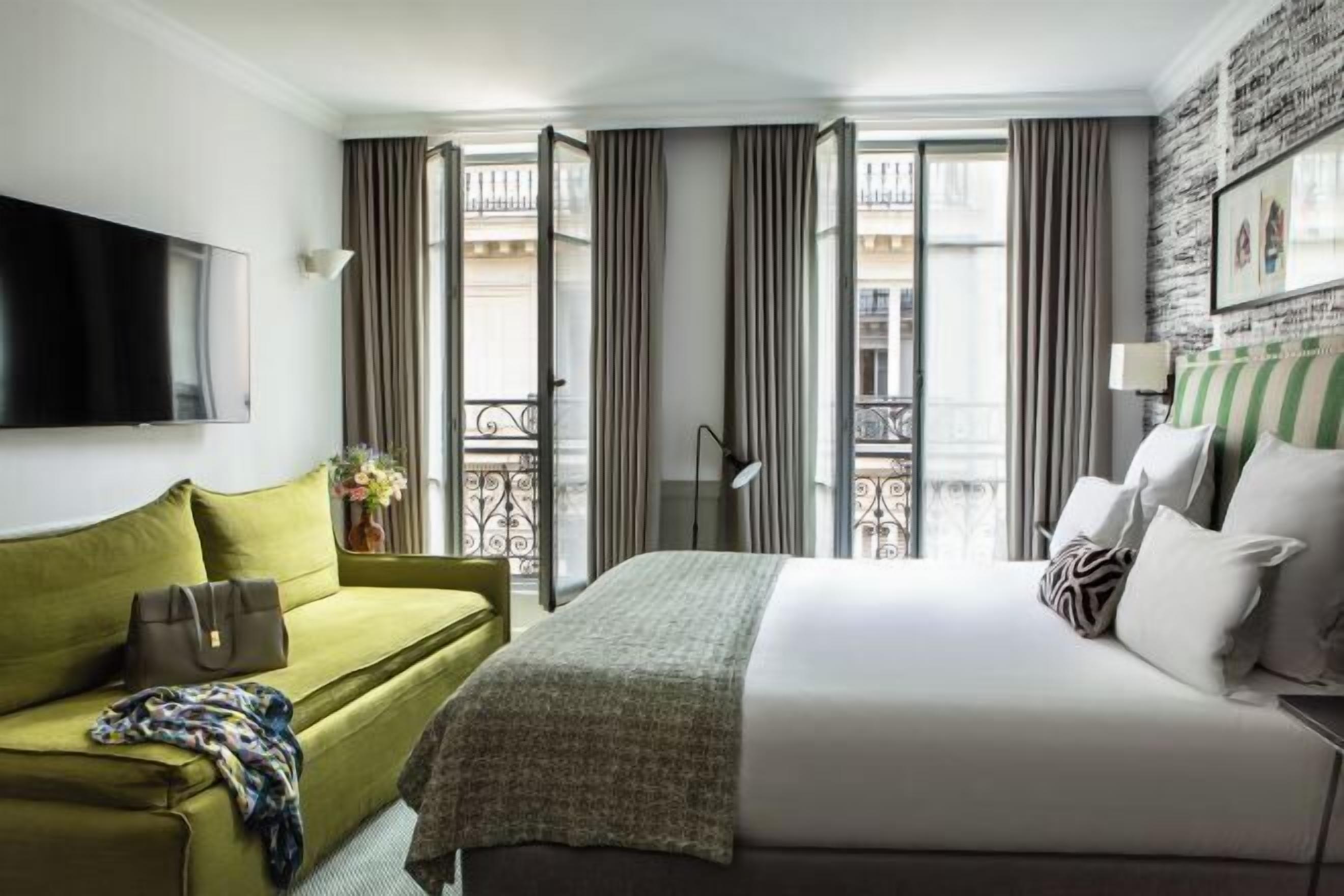 Ropa de cama de alta calidad y caja de seguridad en la habitación 