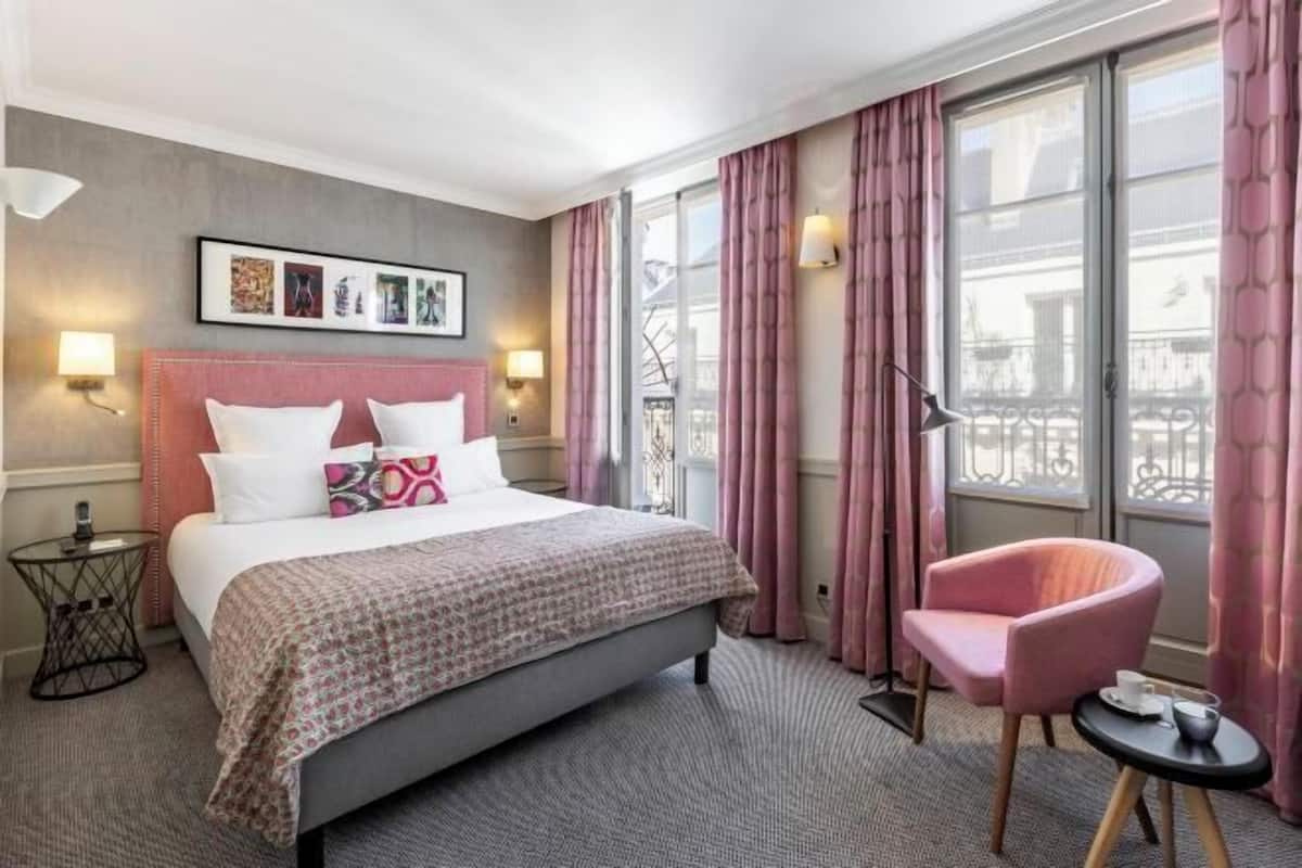 Premium bedding, in-room safe, desk, blackout drapes