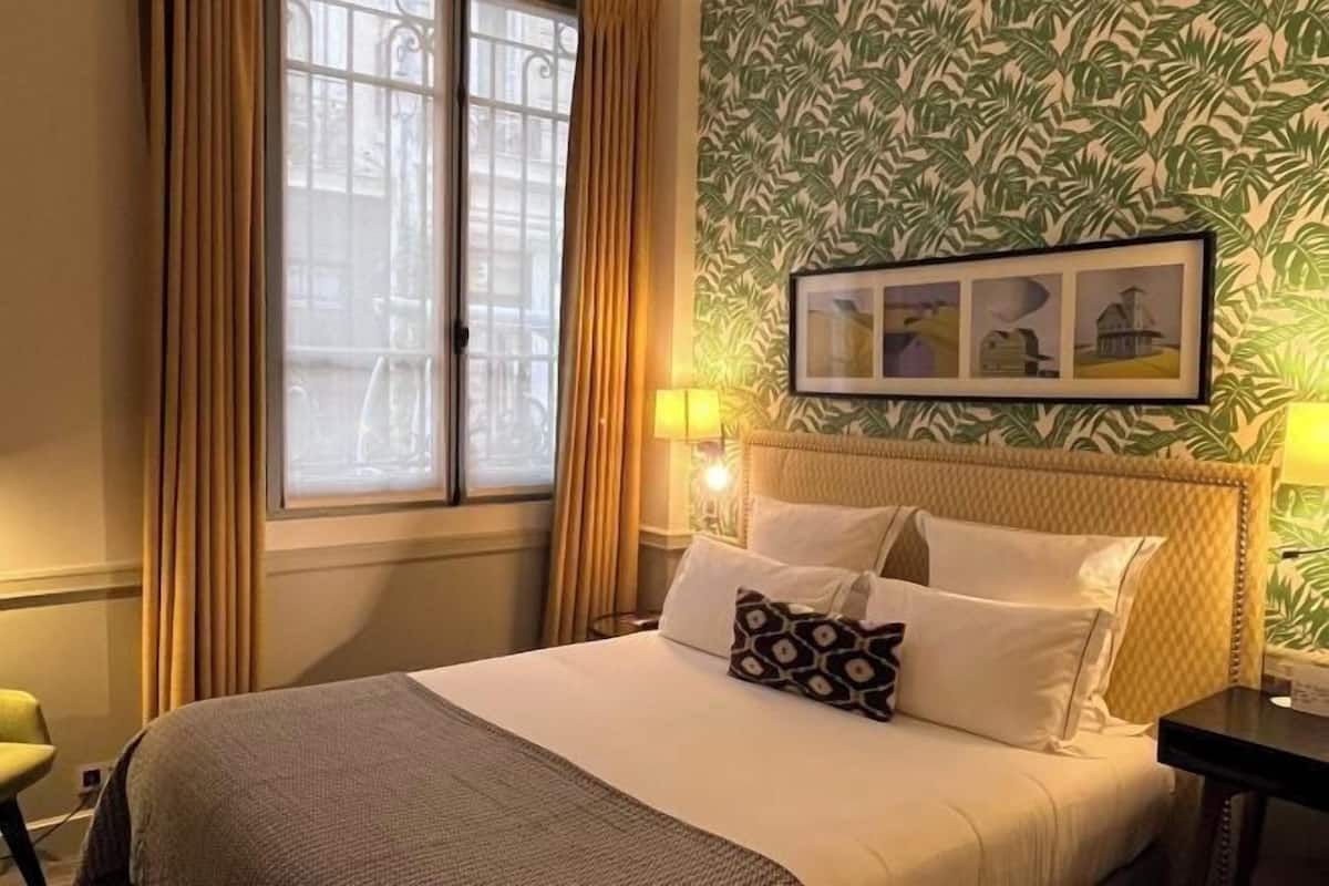 Premium bedding, in-room safe, desk, blackout drapes