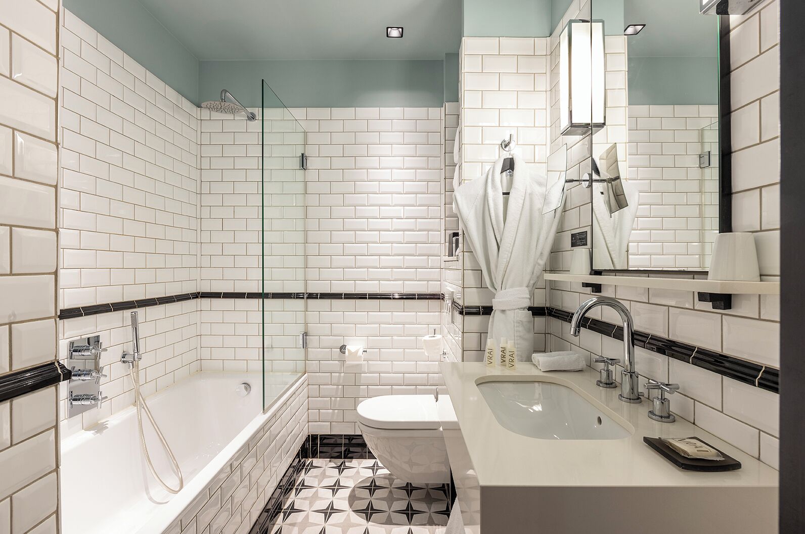 club room | bathroom | free toiletries, hair dryer, bathrobes, slippers