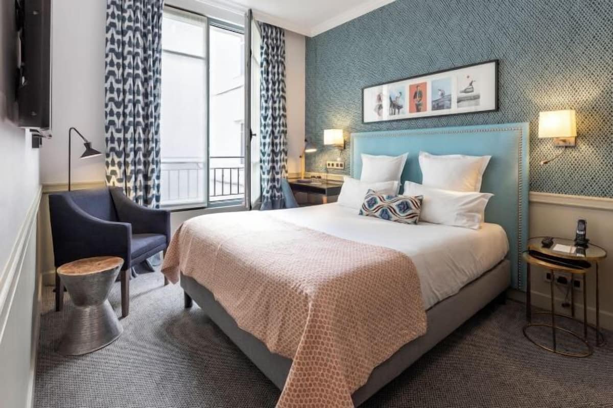 Premium bedding, in-room safe, desk, blackout drapes