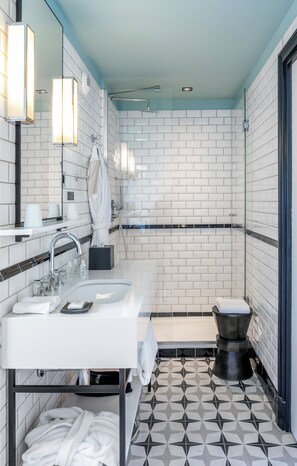 Junior Suite | Bathroom | Free toiletries, hair dryer, bathrobes, slippers - Hôtel Adèle & Jules (Paris)
