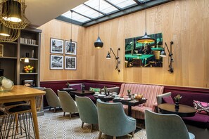 Petit déjeuner buffet (25 EUR par personne)