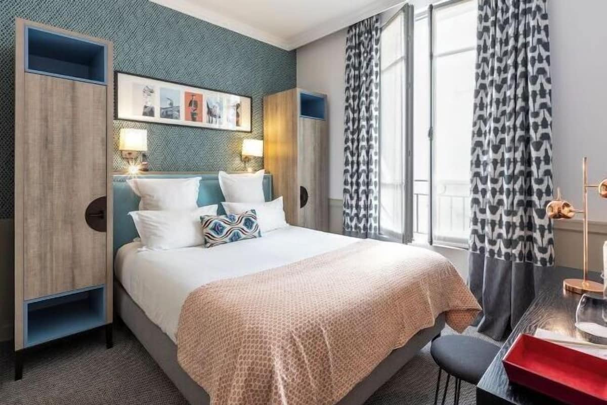 Premium bedding, in-room safe, desk, blackout drapes