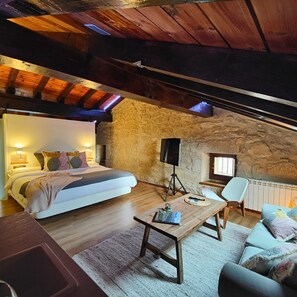 Deluxe Studio Suite | Premium bedding, down comforters, Tempur-Pedic beds - Casa Rural La Molinera Etxea (Samaniego)