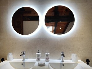 Deluxe Studio Suite | Bathroom