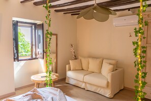 Leilighet – deluxe | Oppholdsområde | Flatskjerm-TV