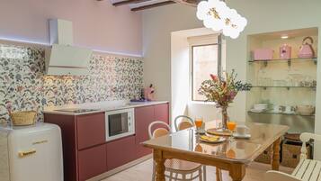 Deluxe appartement | Privékeuken | Een koelkast, een magnetron