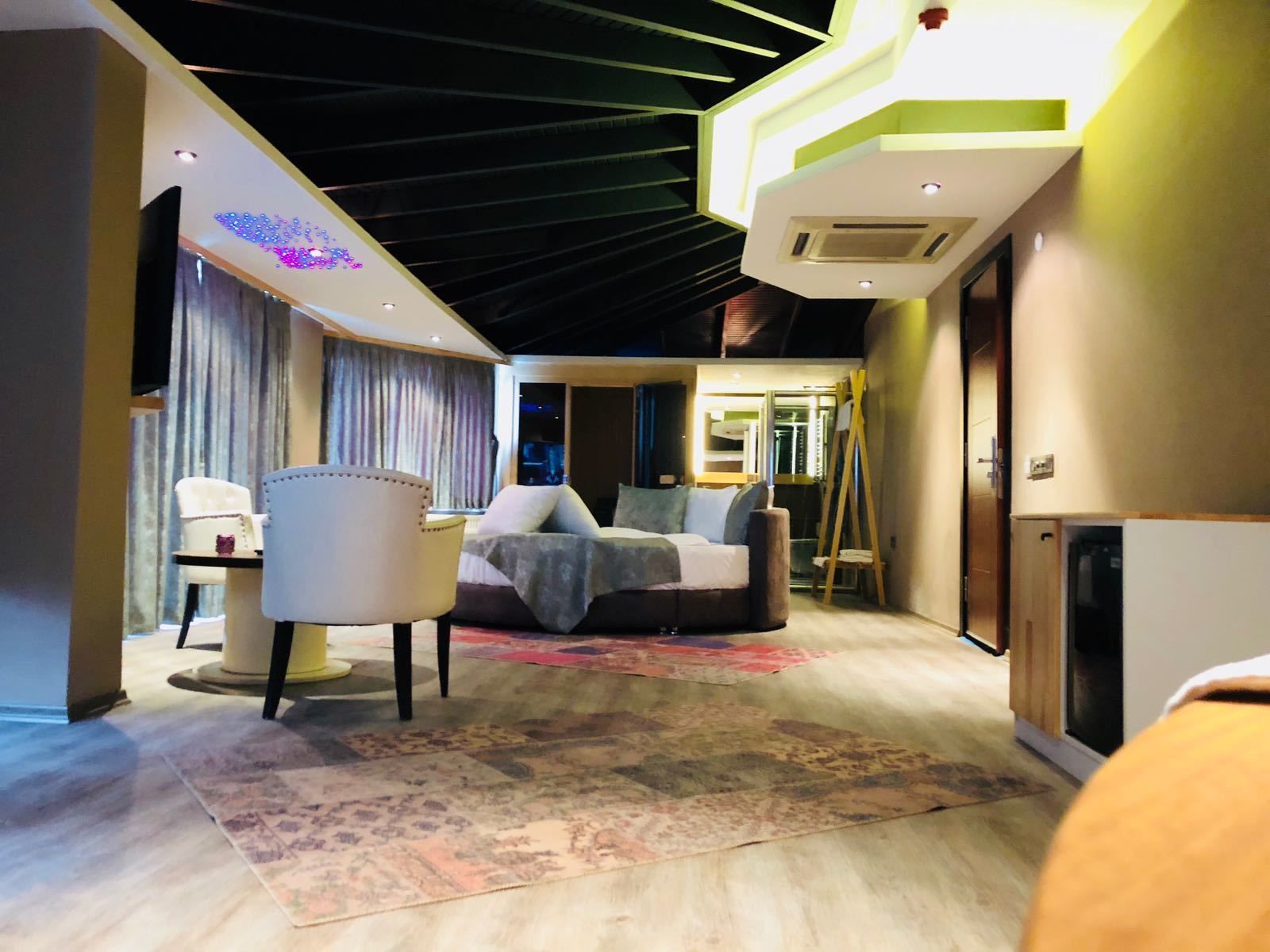 Comfort Suite, 1 King Bed, Non Smoking, Sauna | Minibar, in-room safe, laptop workspace, soundproofing