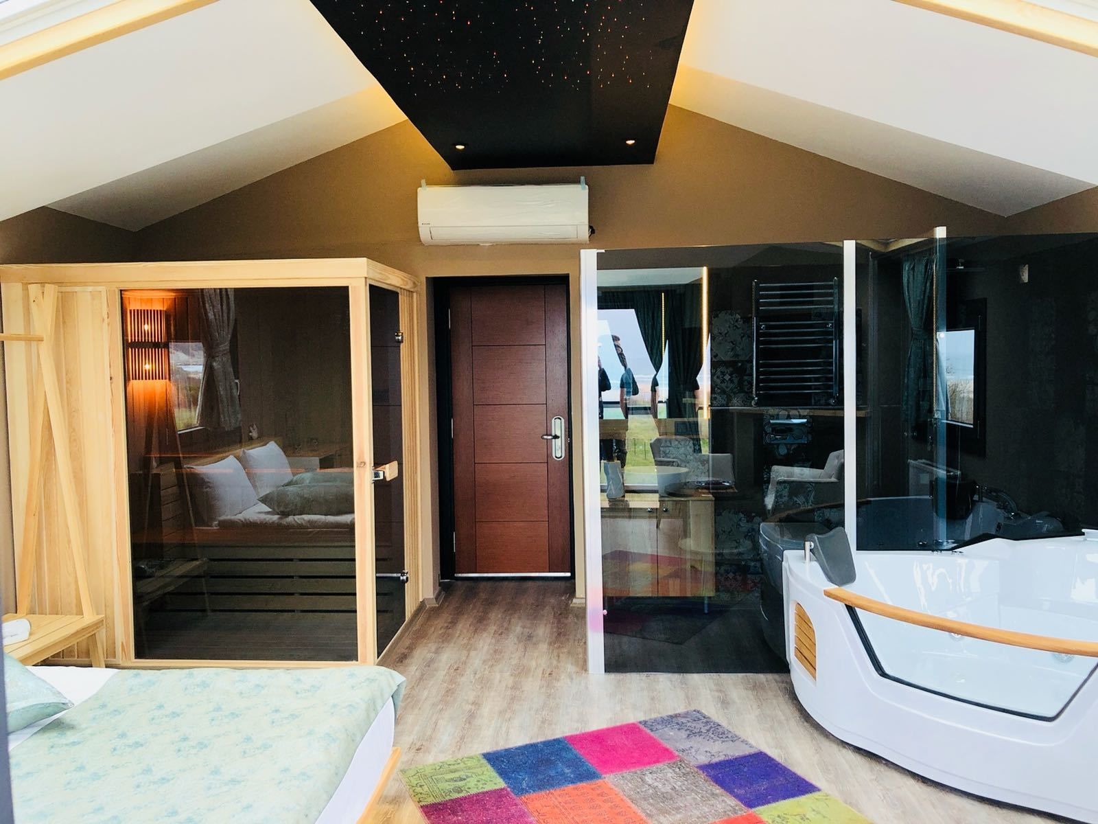 Deluxe Suite, Private Bathroom | Minibar, in-room safe, laptop workspace, soundproofing