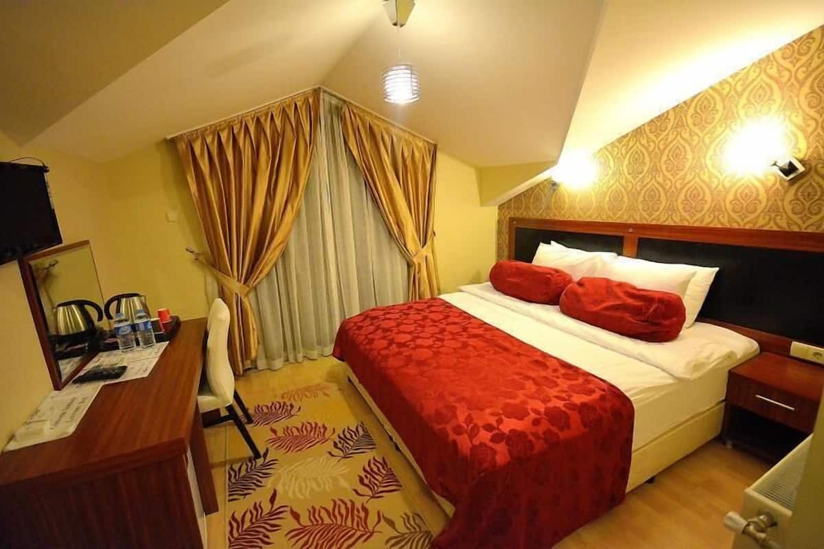 Standard Room, Lanai, Lake View | Minibar, in-room safe, laptop workspace, soundproofing