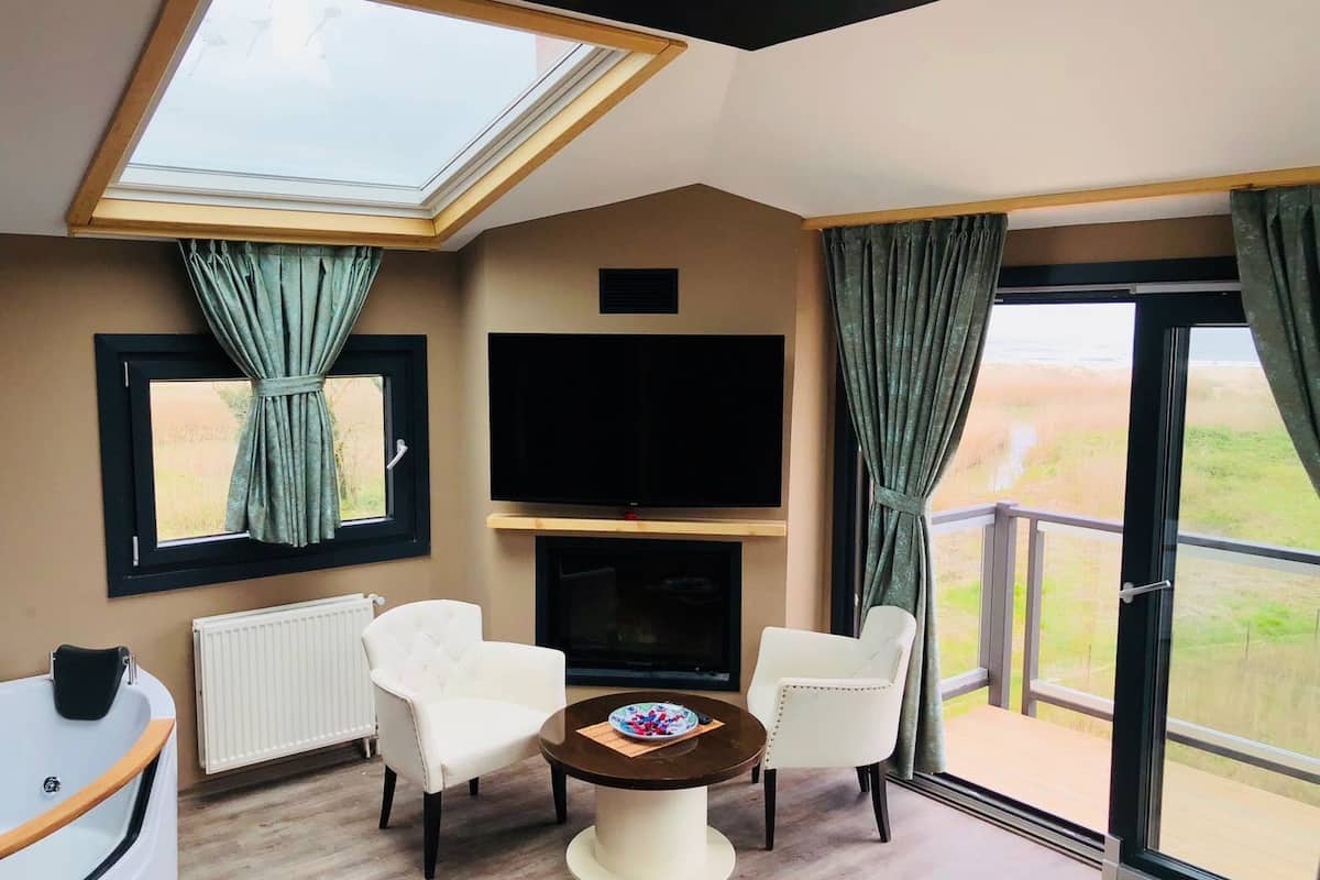 Deluxe suite, privébadkamer | Een minibar, een kluis op de kamer, geluiddichte muren, gratis wifi
