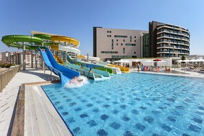 Una piscina cubierta, una piscina al aire libre