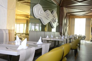 4 restaurants; breakfast, lunch and dinner served 