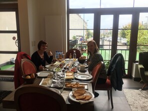 Frokost, lunsj og middag serveres