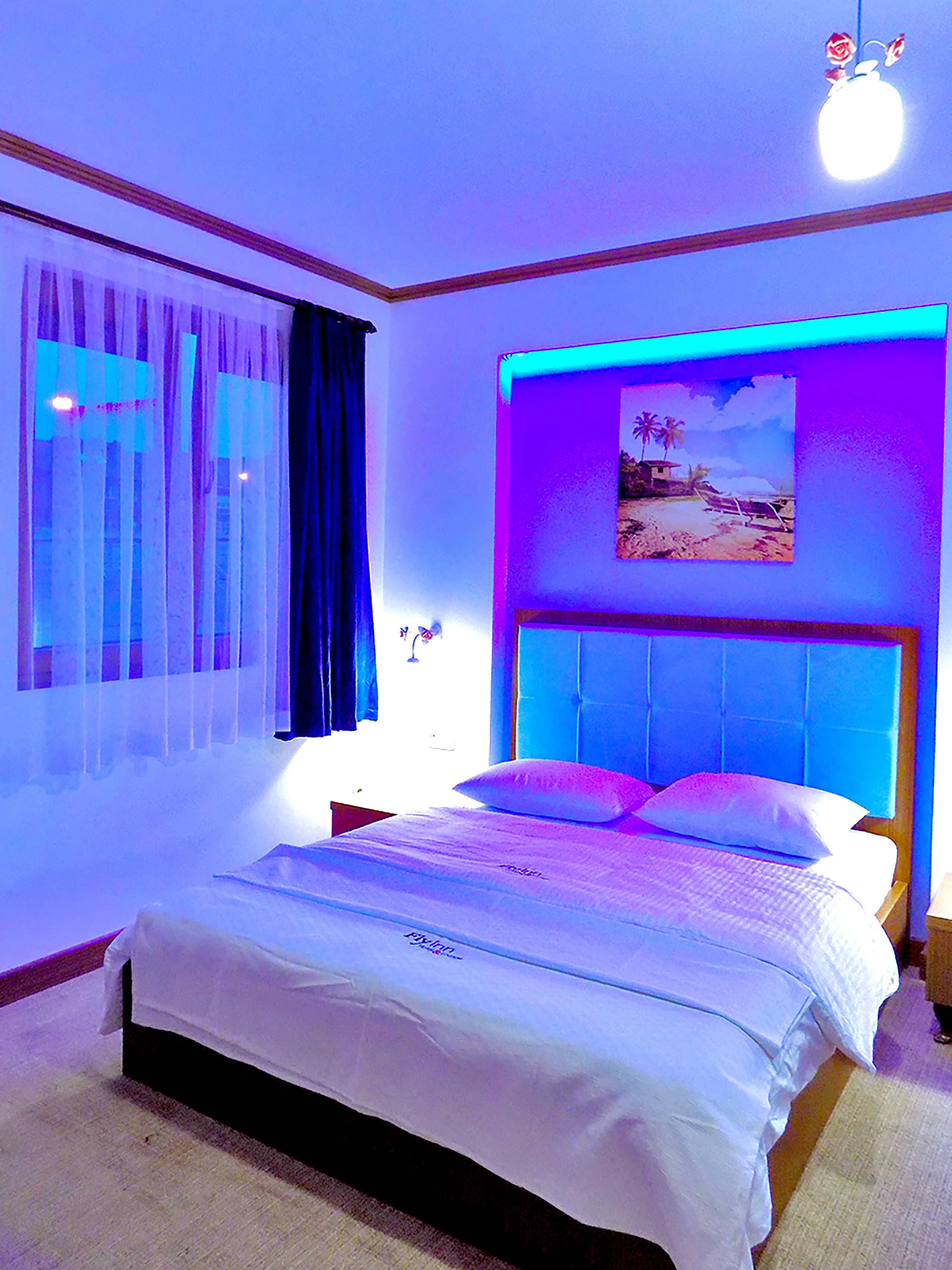 Kamar Double Standar | Seprai premium, bantalan ekstra lembut, minibar, dan brankas