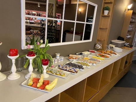 Se sirven desayunos, almuerzos, cenas y cocina internacional . Fly Inn Brussels Airport