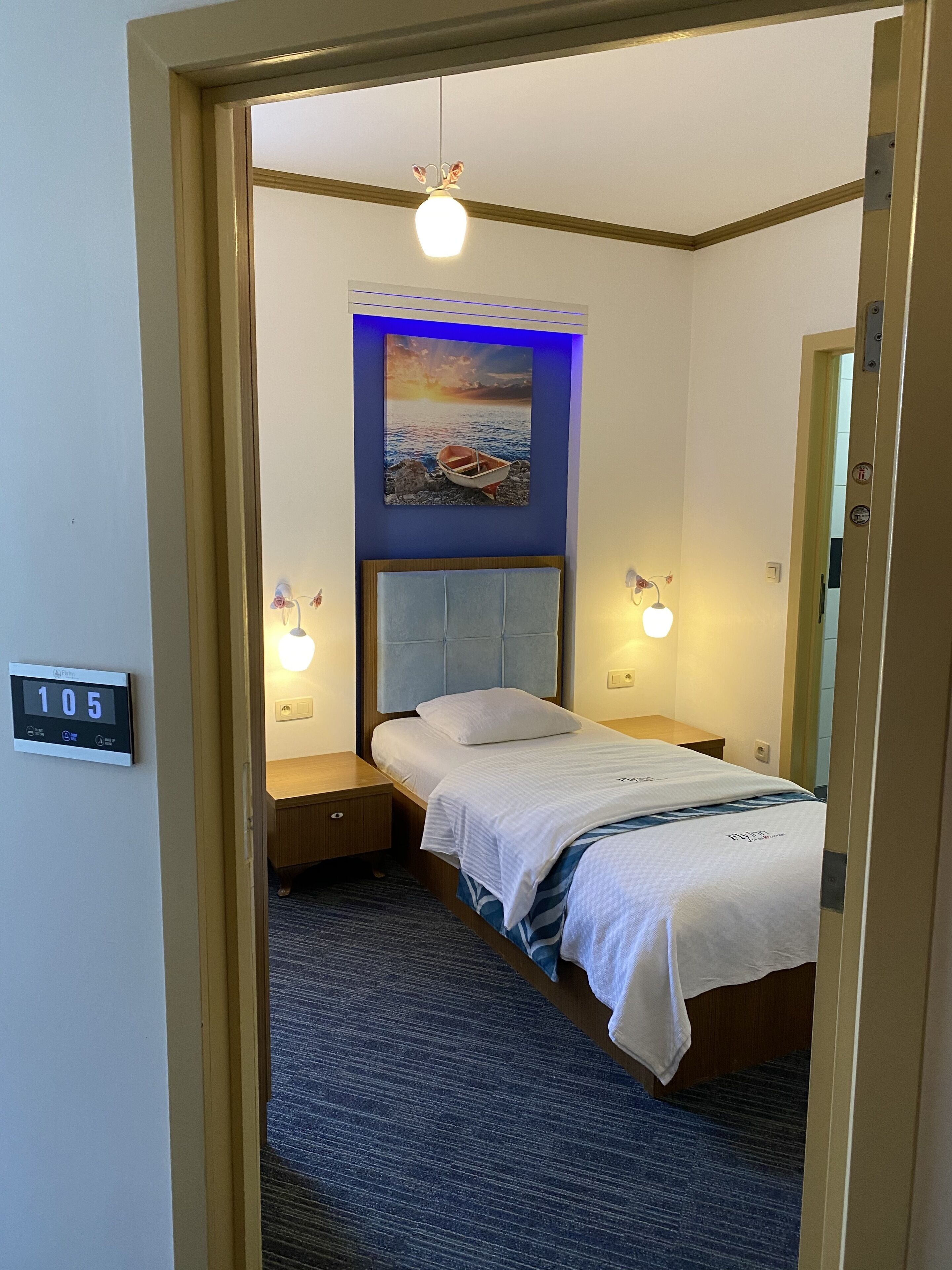 single room | premium bedding, pillow-top beds, minibar, in-room safe