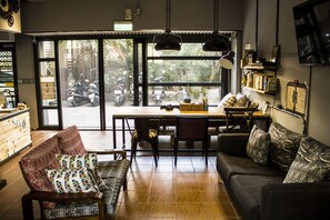 Lobby sitting area - Comfy Hostel (Hualien City)