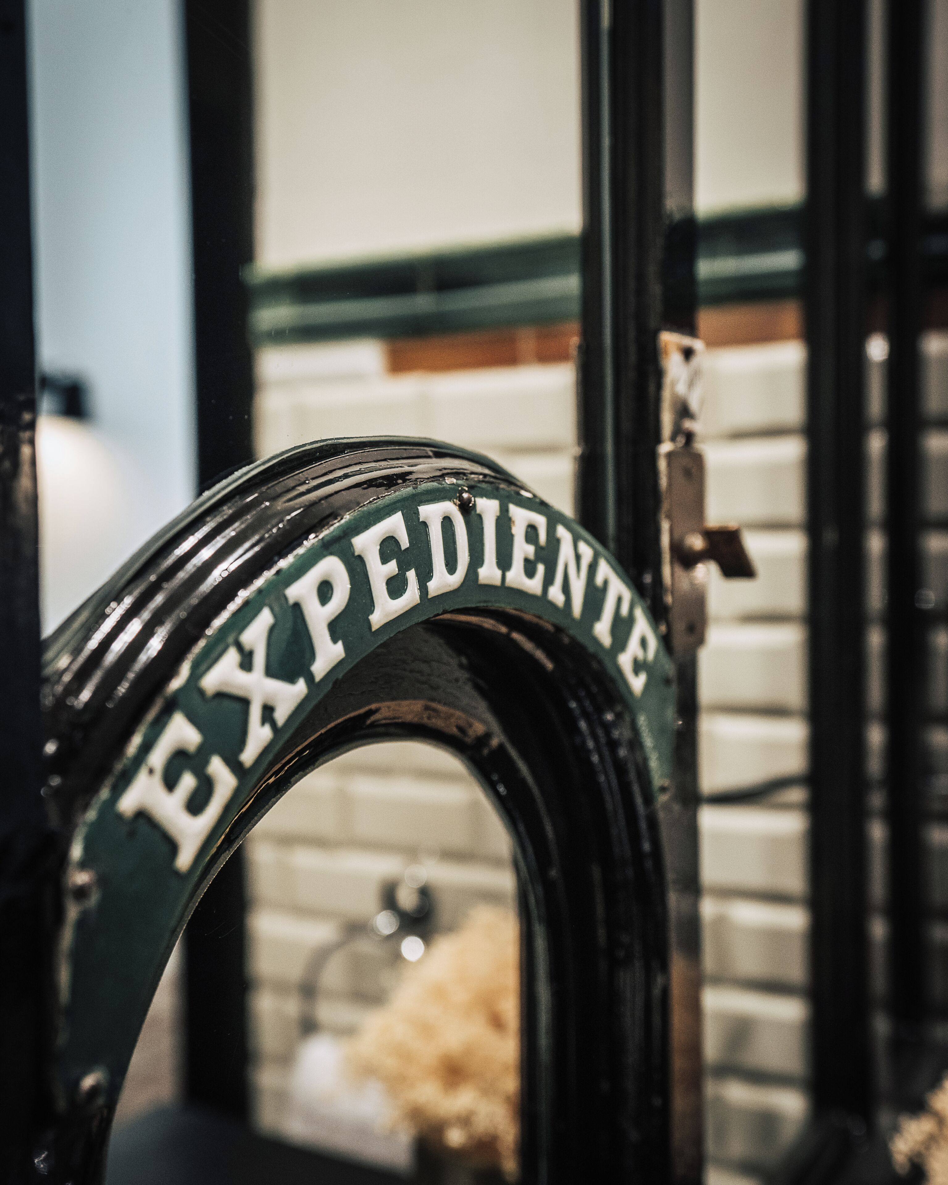 Primer plano de un objeto de metal negro con la inscripción 'EXPEDIENTE' en letras blancas.