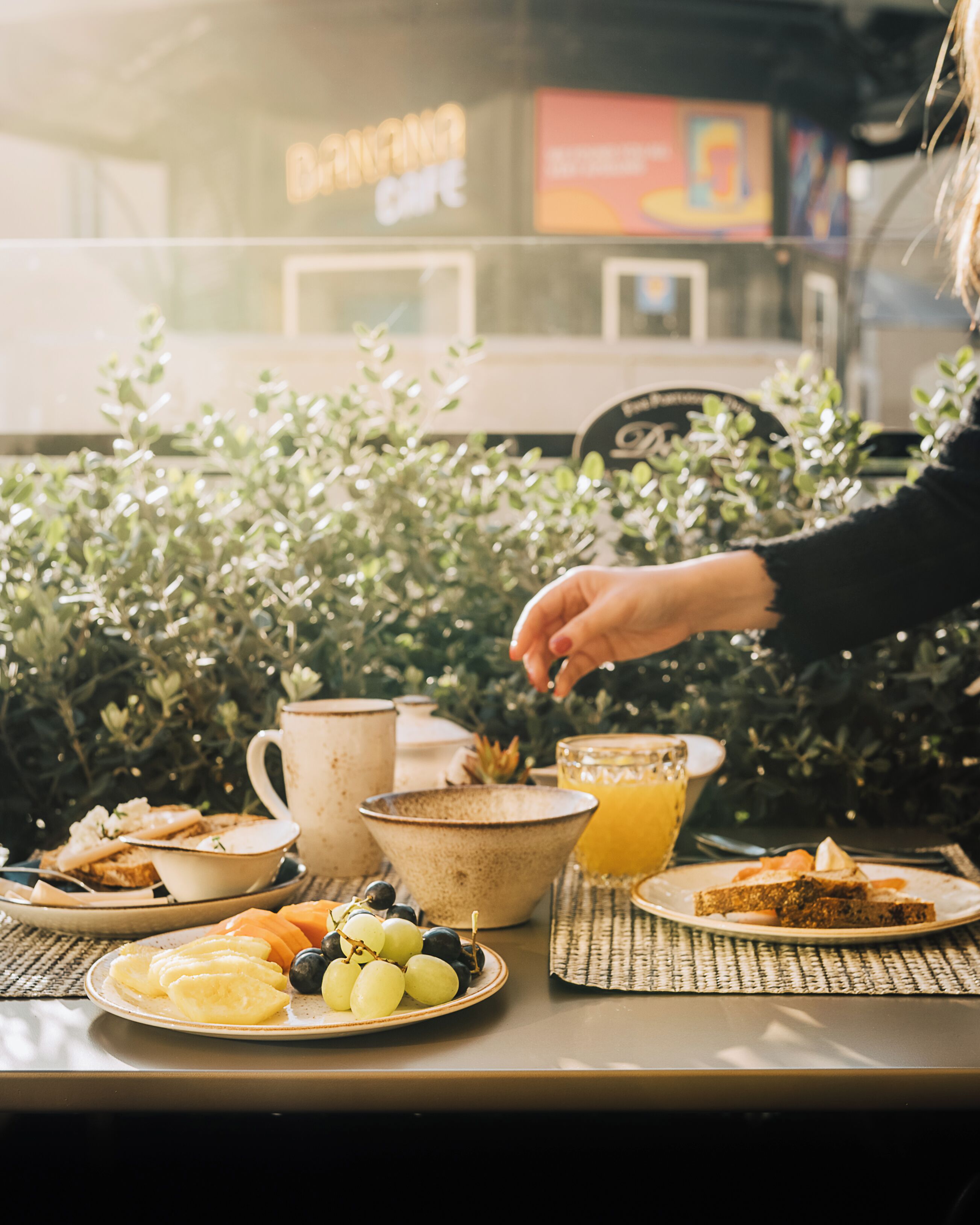 Una mesa de desayuno con diferentes alimentos y una taza de café.