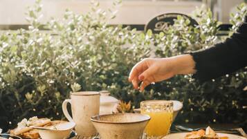 Una mesa de desayuno con diferentes alimentos y una taza de café.