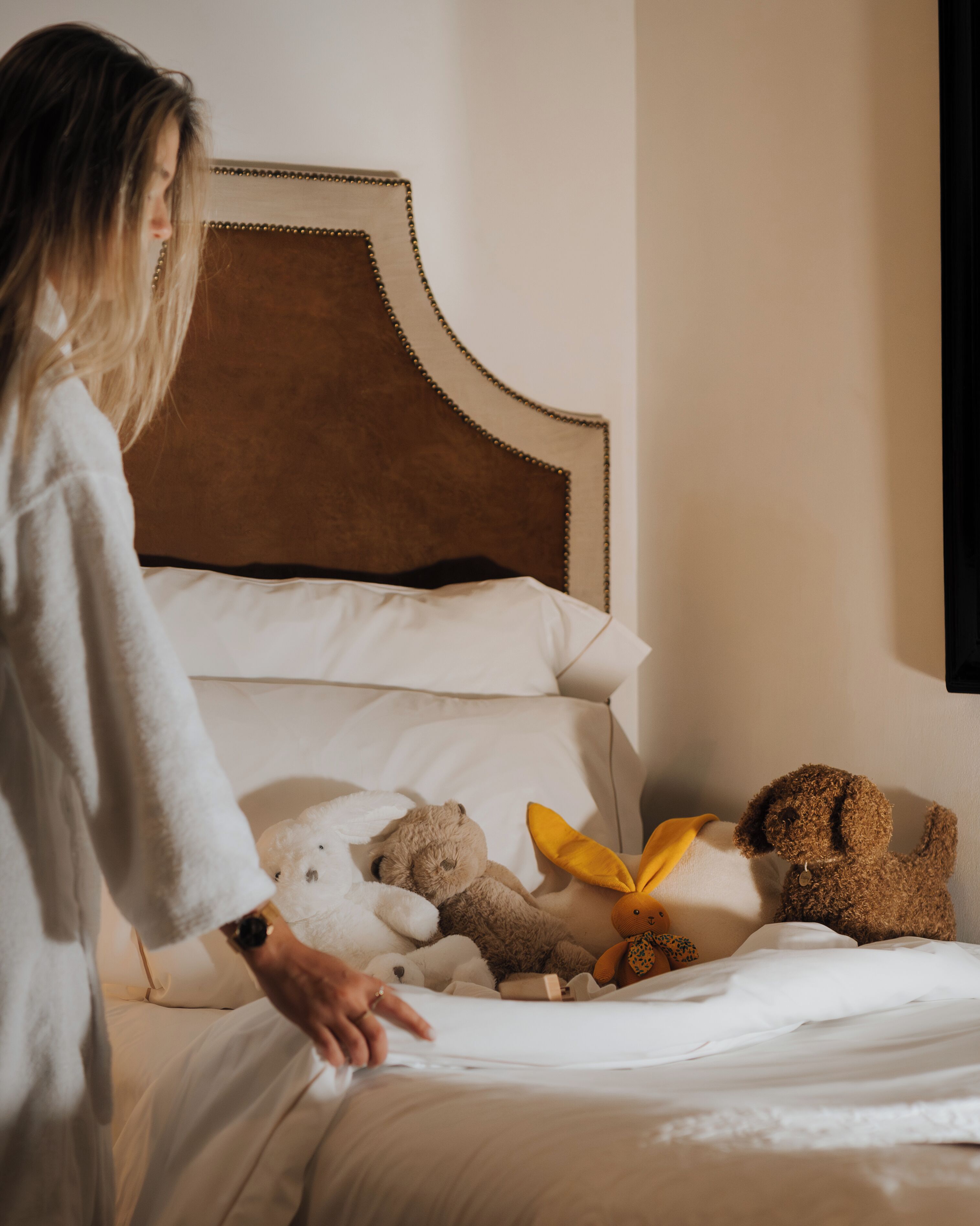 华丽三人房 (Interior Patio View) | 高档床上用品、客房内保险箱、特色装修、特色家居